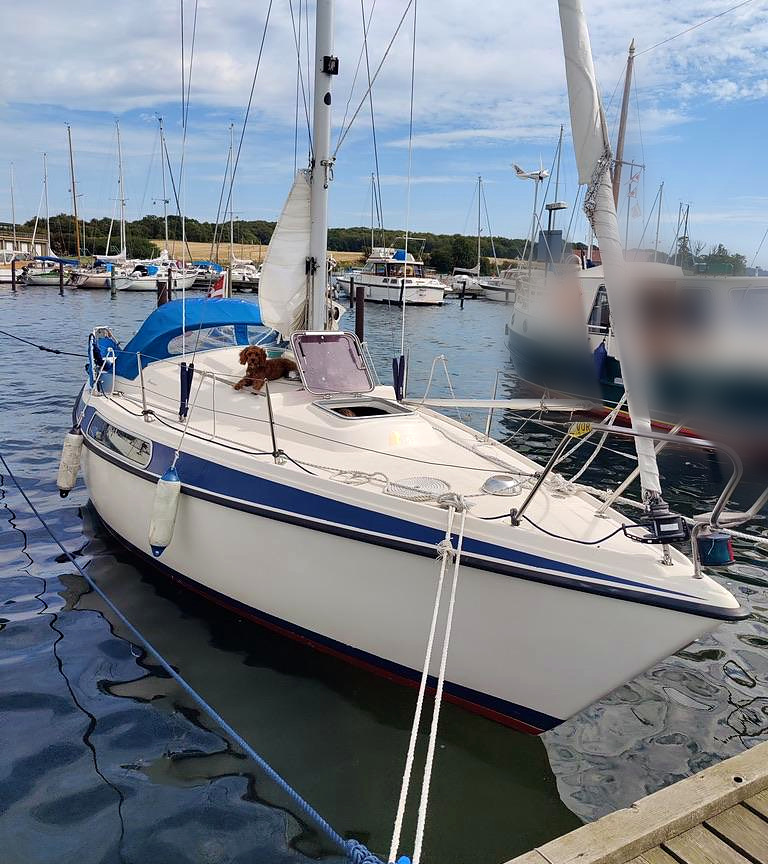 Hallberg-Rassy 26 sejlbåd, fotograferet i havnen; nabobåden er sløret